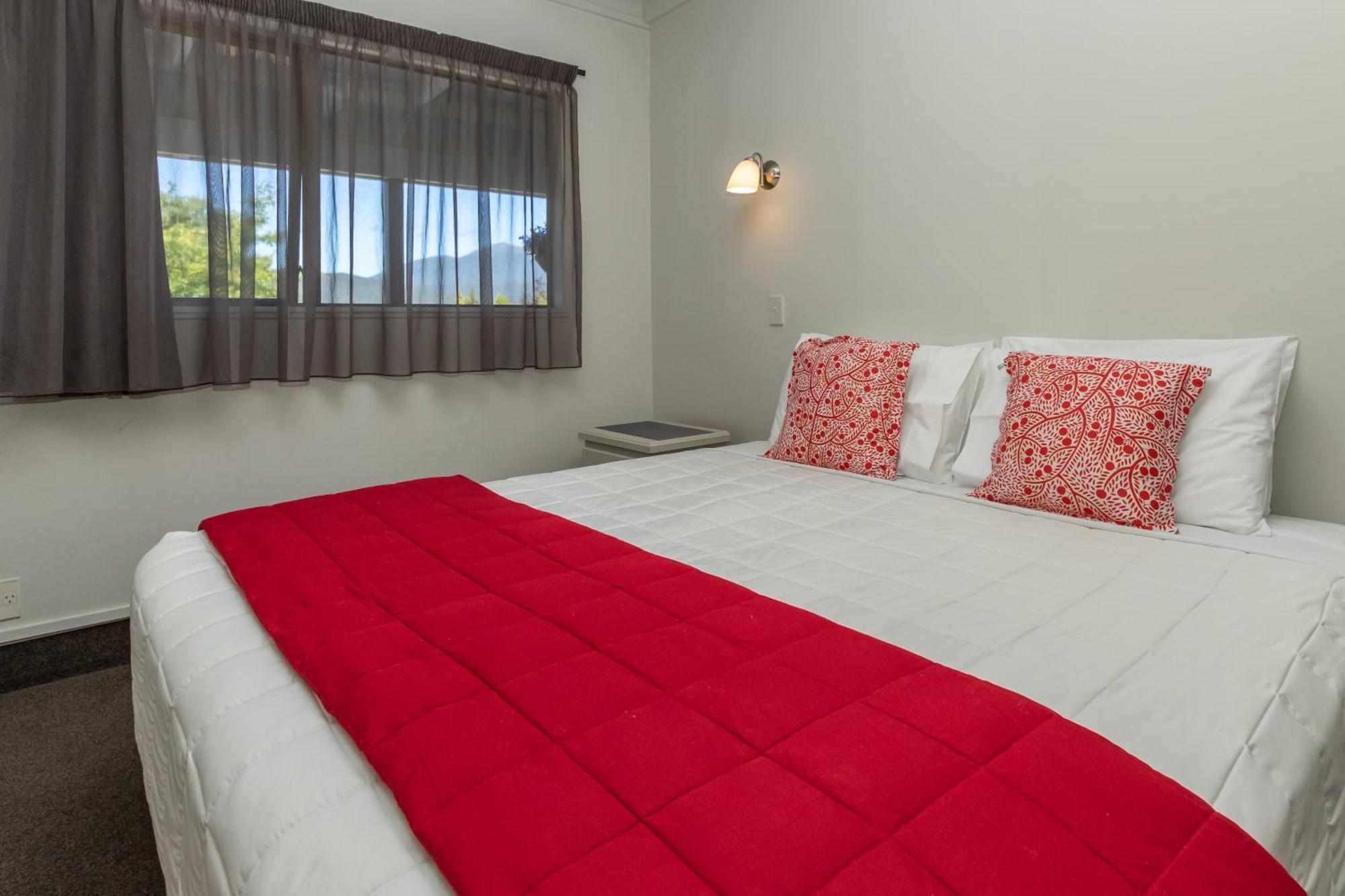 Asure Explorer Motel & Apartments Te Anau Exteriör bild